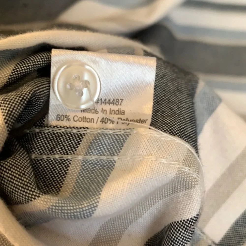 NWOT Never worn Men’s Striped Collared Button Down Short Sleeve Shirt 🦋